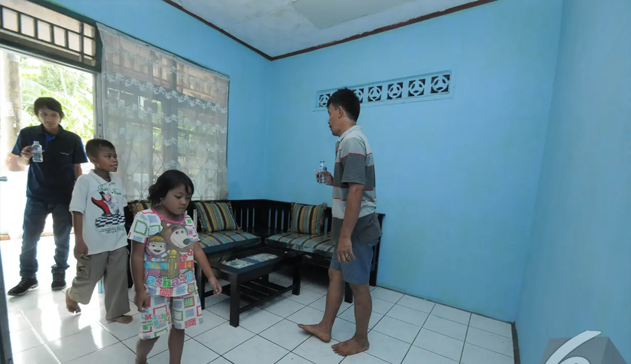 Sony Wakwaw dan keluarga saat tiba di rumah barunya di kawasan Cibubur, Jakarta Timur. Foto diambil pada Kamis (4/12/2014). (Liputan6.com/Herman Zakharia)