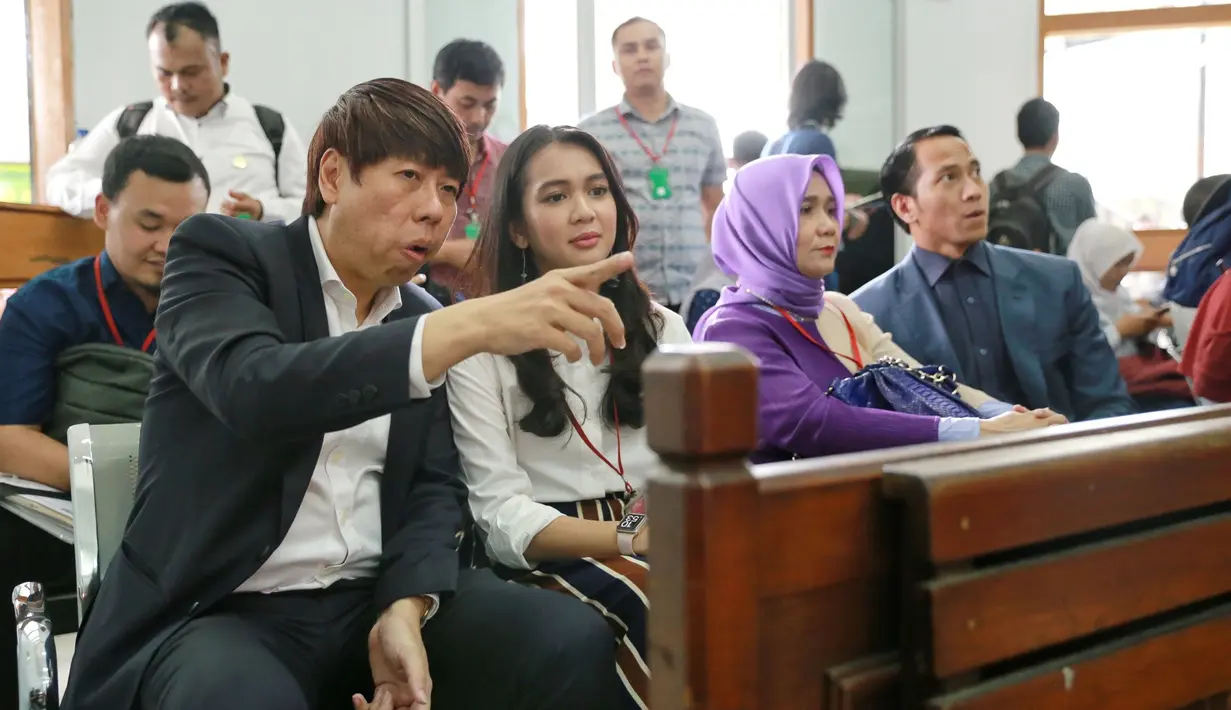 Ibunda Dhea melayangkan gugatan ke jasa pengiriman DHL lantaran kamera yang hilang. Tiga orang saksi dihadirkan oleh Masayu yang salah satunya adalah Dhea Ananda. (Adrian Putra/Bintang.com)