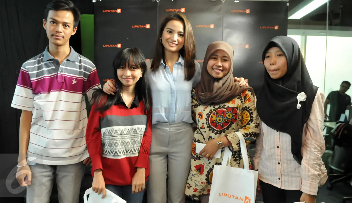 Aktris cantik Acha Septriasa dan empat penggemar setianya berfoto bersama usai acara 'Ngedate Bareng Artis' di kantor redaksi Liputan6.com, SCTV Tower, Jakarta, Kamis (9/7/2015). (Liputan6.com/Panji Diksana)