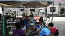 Di tenda-tenda darurat, ditemani keluarga, pasien mendapat perawatan lanjutan. (Jam STA ROSA/AFP)