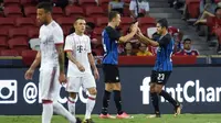 Para pemain Inter Milan merayakan gol ke gawang Bayern Munchen pada laga International Champions Cup 2017 di Stadion Nasional Singapura, Kamis (27/7/2017). (AFP/Roslan Rahman)