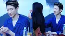 Dalam sebuah acara fan signing, Lee Seung Hoon terlihat memakaikan lipstik ke bibir salah satu penggemarnya. Penggemar mana yang tak meleleh dengan perlakuan seperti itu. (Foto: kpopmap.com)