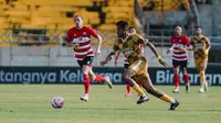 Gelandang Dewa United, Ricky Kambuaya mendapatkan penjagaan dari gelandang Madura United, Jordy Wehrmann dalam laga BRI Liga 1 2024/2025 di Stadion Gelora Bangkalan, Madura, Jawa Timur (15/2/2025). (Dok. Dewa United)
