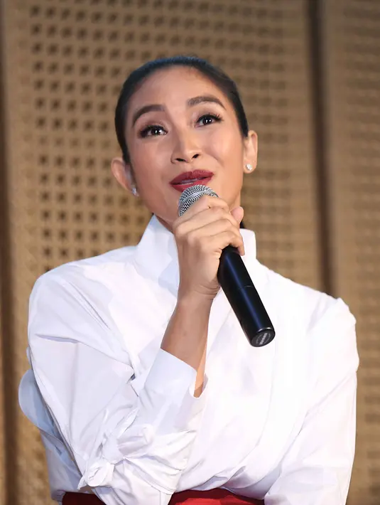 "Paling utama tetep keluarga, Alhamdulillah yang lain tetep bisa jalan. Jadi kalo lagi ada waktunya mending bikin yang bagus sekalian (maksudnya karya)," ujar ibu Tjokorda Sri Kinandari Kerthyasa. (Nurwahyunan/Bintang.com)