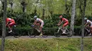 Beberapa pebalap Tour De Banyuwangi Ijen melintasi jalur perkebunan di wilayah Kabupaten Banyuwangi Jawa Timur, (16/10/2014). (Liputan6.com/Helmi Fithriansyah)