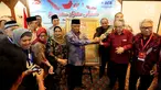 Ketua Umum PBNU KH Said Aqil Siradj bersama sejumlah tokoh lintas agama menghadiri sekaligus membuka acara Sarasehan Lintas Agama Merawat Kebhinekaan di Gedung PBNU, Jakarta, Rabu (27/9). (Liputan6.com/Johan Tallo)