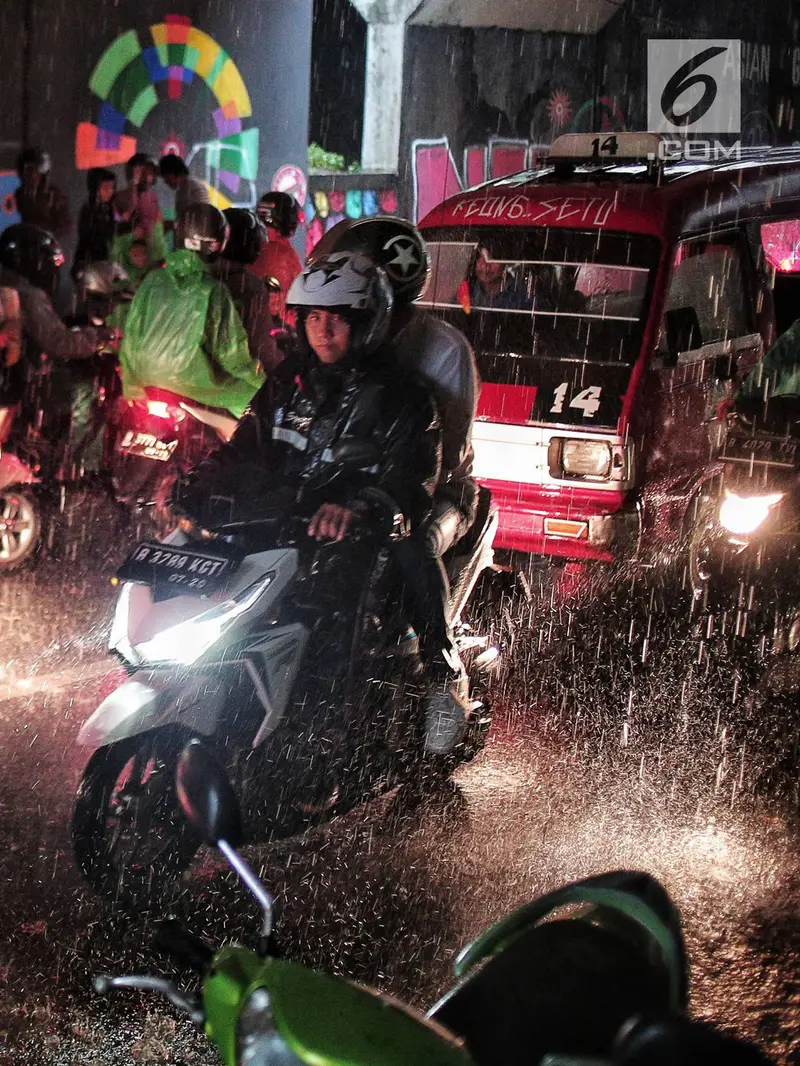 Pengendara Berteduh Saat Hujan Bikin Macet Kolong Flyover Tol Jagorawi