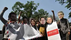 Para aktivis menggunakan topeng sejumlah kepala daerah saat melakukan aksi di depan Istana Merdeka, (16/8/14). (Liputan6.com/Miftahul Hayat)
