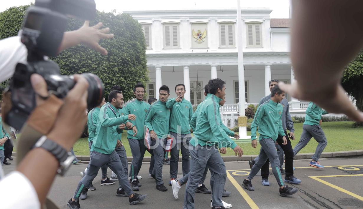 Aksi para pemain Timnas Indonesia berfoto bersama di Istana Negara, Jakarta (19/12/2016). (Bola.com/Nicklas Hanoatubun)