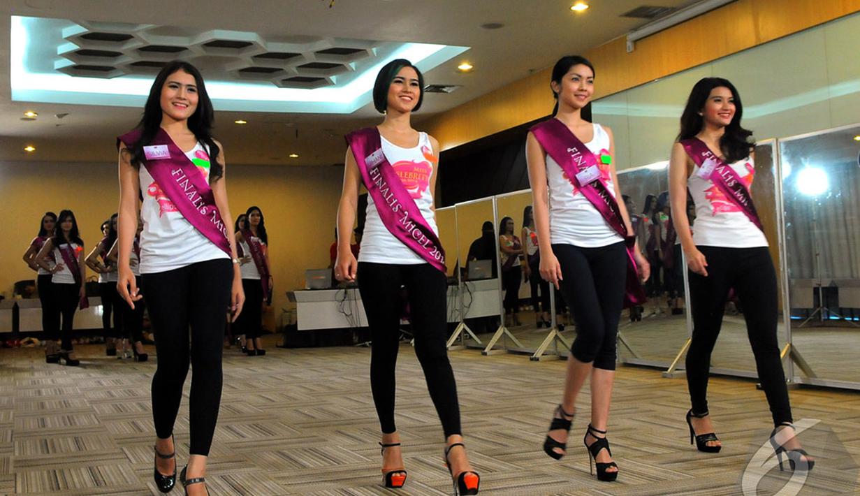 Para finalis Micel 2014 tampak antusias mengikuti kelas koreigrafi, Cawang, Jaktim, Minggu (19/10/2014) , Jaktim, Minggu (19/10/2014) (Liputan6.com/Faisal R Syam)