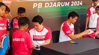 Liliyana Natsir dan Tontowi Ahmad saat mengadakan meet and greet dengan peserta Audisi Umum PB Djarum 2024 di GOR Djarum, Jati, Kudus pada Jumat (13/9/2024). (Liputan6.com/Melinda Indrasari)