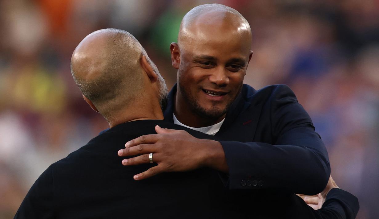 Vincent Kompany yang pensiun sebagai pemain pada Agustus 2020 bersama klub Liga Belgia, RSC Anderlecht menjadi pelatih terbaru Liga Inggris yang pernah juara Liga Inggris saat masih aktif bermain. Tercatat ia pernah menjuarai Liga Inggris sebanyak 4 kali bersama Manchester City pada musim 2011/2012, 2013/2014, 2017/2018 dan 2018/2019. Kini ia tengah menukangi Burnley yang baru saja dibawanya promosi ke EPL pada musim 2023/2024. Kira-kira bisa enggak ya ia menjadi orang pertama yang menyandingkan gelar Liga Inggris sebagai pelatih dan pemain? (AFP/Darren Staples)