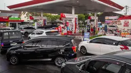 Diprediksi, Harga Bahan Bakar Minyak (BBM) di Indonesia akan mengalami kenaikan sebesar 10 persen. Tampak dalam foto, mobil-mobil mengantre untuk mengisi bahan bakar di sebuah Stasiun Pengisian Bahan Bakar Umum (SPBU) yang dioperasikan oleh Pertamina, perusahaan minyak dan gas milik negara Indonesia, di Yogyakarta, pada Sabtu 28 Maret 2026. (DEVI RAHMAN/AFP)