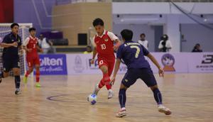 Aksi pemain Timnas Futsal Indonesia U-16, Muhammad Faisal Gumilang saat menghadapi Thailand dalam laga ASEAN U-16 Boys Championship 2025, Senin (29/12/2025). (Dok. FFI)