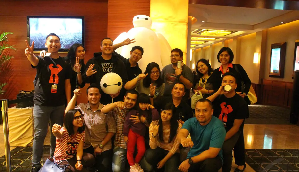 Para penonton tak melewatkan momen berfoto bersama figur salah satu jagoan di Big Hero 6, Baymax, Jakarta, Kamis (6/11/2014) (Liputan6.com/Gilar Ramdhani)