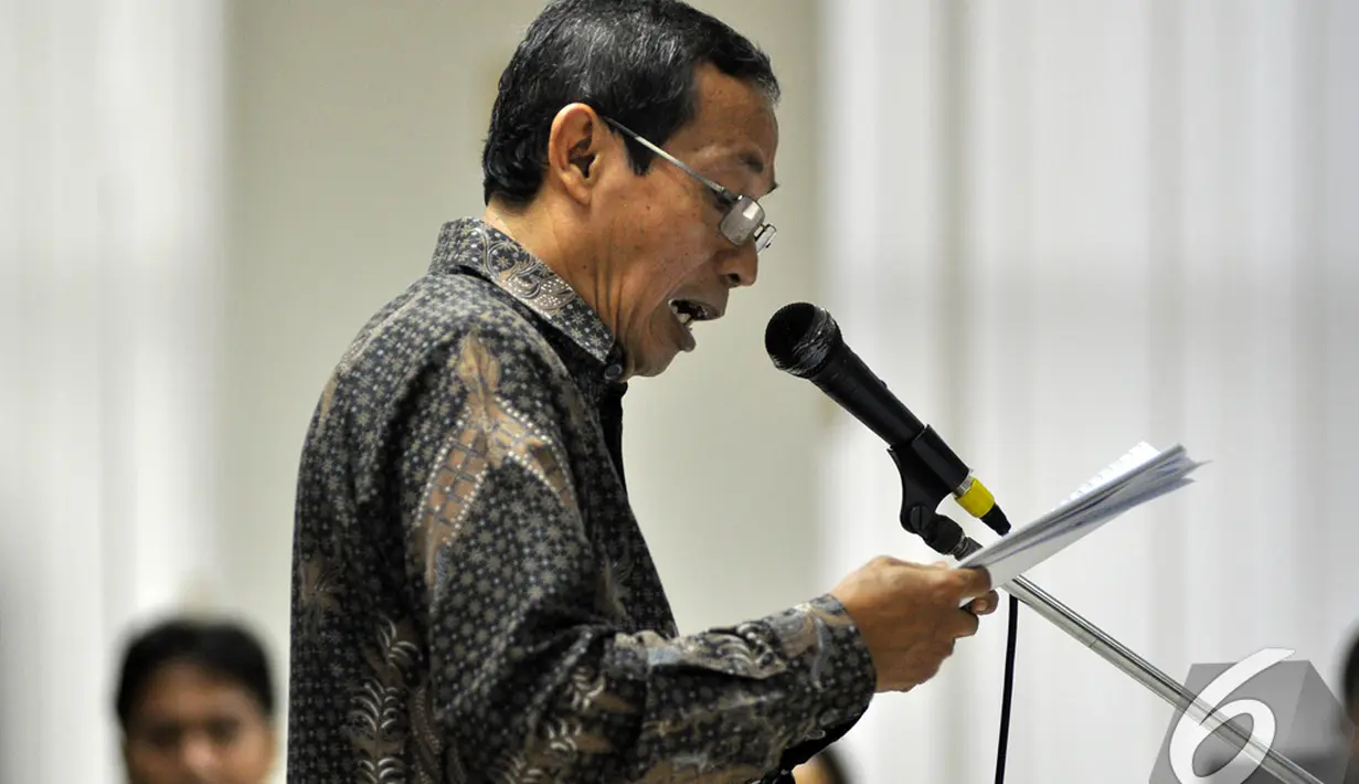 Terdakwa kasus dugaan korupsi proyek pengadaan teknologi informasi di perpustakaan pusat Universitas Indonesia Tafsir Nurchamid membacakan pembelaannya saat sidang di Pengadilan Tipikor, Jakarta, Rabu (19/11/2014). (Liputan6.com/Miftahul Hayat)