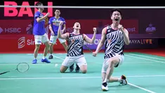 Ganda Putra Indonesia Kevin Sanjaya Sukamuljo dan Marcus Fernaldi Gideon berselebrasi saat mengalahkan pasangan Jepang Takuro Hoki dan Yugo Kobayashi pada Indonesia Open 2021 di Nusa Dua, Bali, Minggu (28/11/2021). Kevin/Marcus keluar sebagai juara dengan skor 21-14, 21-21-18. (HUMAS PP PBSI)