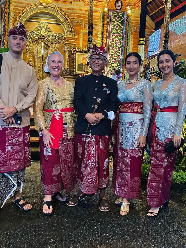 Happy Salma Mengenakan Kebaya