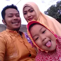 Almarhumah Iceu Wong, suaminya Gesit Asmoro Bangun dan putri semata wayang mereka; Sabrina Vania Octaviyani.