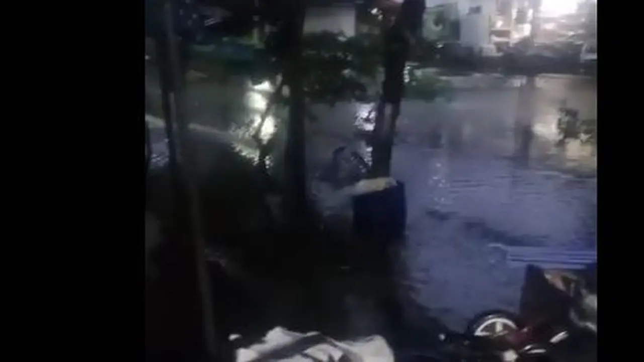 Banjir melanda kawasan Kapuk Raya RT 15, Jakarta Barat, pada Rabu (29/1/2025).