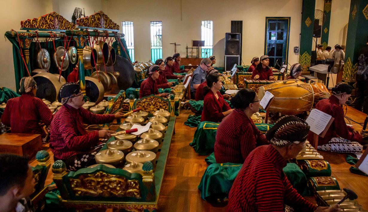 Alunan gamelan menambah kekhidmatan suasana Malam Misa Natal 2025 di Gereja Hati Kudus Tuhan Yesus (HKTY) Ganjuran, Bantul, Yogyakarta. Tampak dalam foto, umat Katolik memainkan alat musik gamelan tradisional Jawa selama Misa Malam Natal di Gereja Hati Kudus Yesus di Ganjuran, Bantul, Yogyakarta, pada Rabu 24 Desember 2025. (DEVI RAHMAN/AFP)