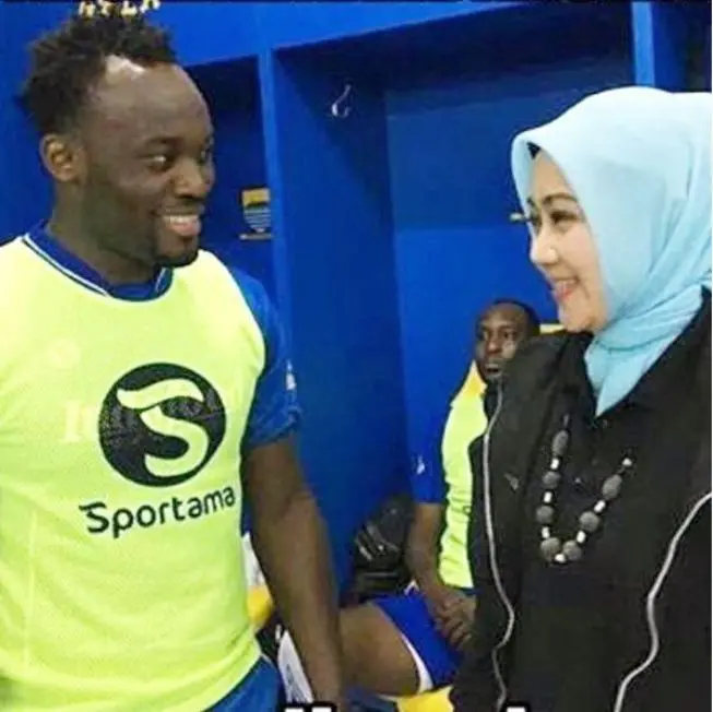 Istri Ridwan Kamil, Atalia Praratya bersama pemain sepakbola Michael Essien. (Instagram - @ridwankamil)