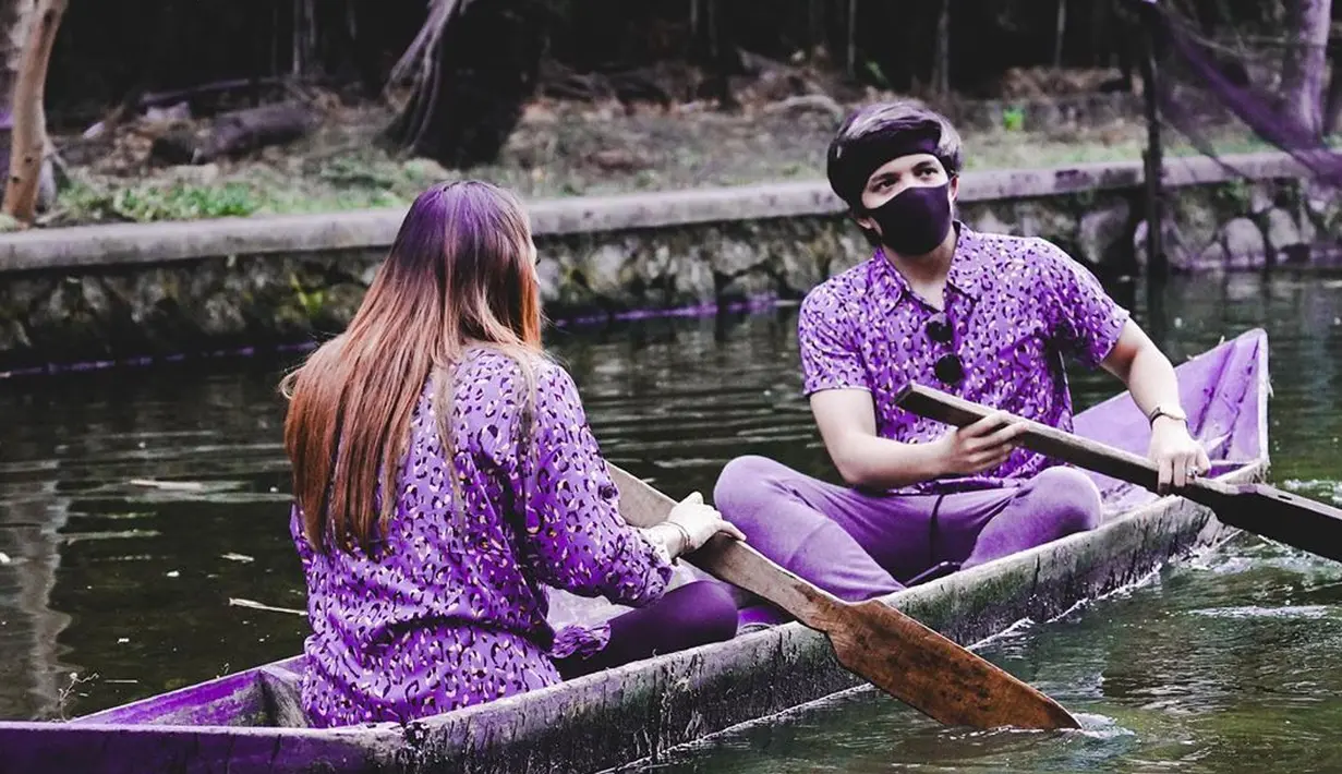 "Sebenarnya nggak ada yang mutusin nikah muda, kita ikutin jalannya aja. Misalnya kalau Tuhan mengizinkan kita nikah muda ya nikah muda, kalau Tuhan mengizinkan tahun depan ya tahun depan. Kita jalanin dan serahkan semua ke Tuhan," kata Atta Halilintar. (Instagram/attahalilintar)