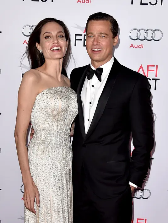 Angelina Jolie dan Brad Pitt yang mengalami cinta lokasi saat keduanya terlibat dalam film 'Mr. & Mrs. Smith' pada tahun 2005. Keduanya kemudian menikah pada tahun 2014 setelah memiliki enam orang anak. (AFP/Bintang.com)