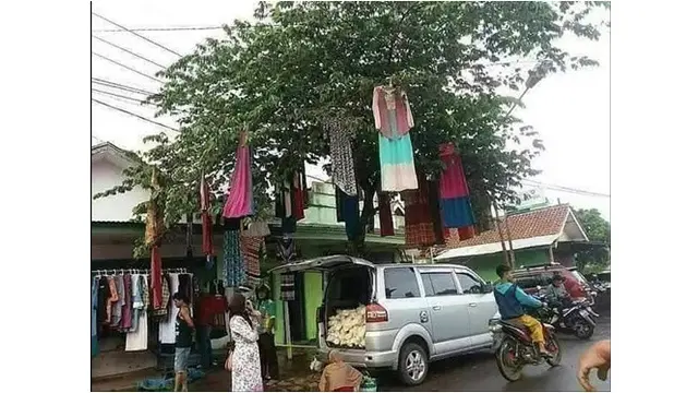 6 Potret Nyeleneh Toko Baju Memajang Dagangannya, Bikin Tepuk Jidat