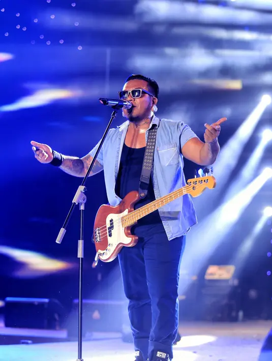 Saat Erix dan Dory akan memainkan lagu Angka 8 terdengar suara riuh dari para penonton di depan panggung. Para penonton itu meneriakkan nama mantan drumernya. "Mas Ari" teriakan dari penonton. (Adrian Putra/Bintang.com)