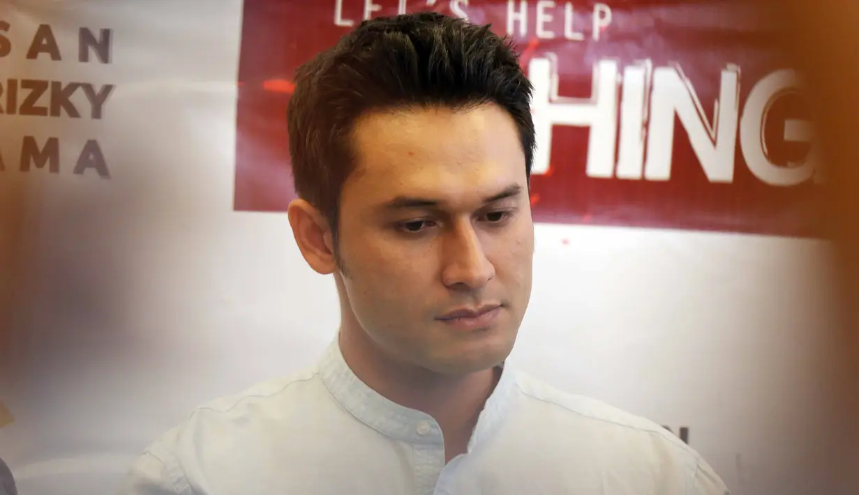 "Ya kalau ada yang mau, ya nikah. Pengennya sih cepet, orangtua juga masih ada. Saya pengennya begitu (menikah cepat), saya bilang saya udah tua dan tidak sebrondong dulu," ujar Indra Bruggman di kawasan Darmawangsa, Senin (18/9).(Nurwahyunan/Bintang.com)