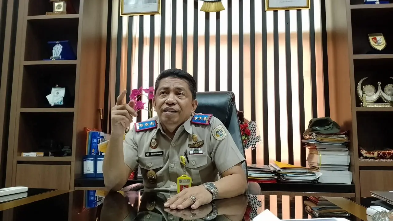 Kepala Badan Pertanahan Nasional (BPN) Garut, Muhamad Rahman menjelaskan rencana progres pembangunan Jalan Tol Cigatas (Cileunyi-Garut-Tasikmalaya) di Kantornya, Selasa (31/12/2024). (Liputan6.com/Jayadi Supriadin)