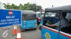 Uji coba penutupan perlintasan Kereta Api di Jl. Letjen Soeprapto, Senen mulai diberlakukan, Jakarta, Sabtu (1/10). Banyak pengendara yang belum tahu bahwa ujicoba penutupan perlintasan tersebut sedang berlangsung. (Liputan6.com/Yoppy Renato)