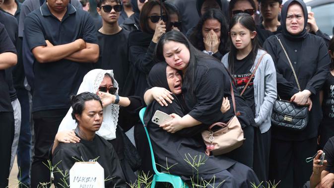 Prosesi Pemakaman Lula Lahfah Diiringi Isak Tangis