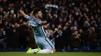 Penyerang Manchester City, Sergio Aguero, merayakan gol yang dicetaknya ke gawang Burnley pada laga Liga Inggris di Stadion Etihad, Inggris, Senin (2/1/2017). (AFP/Oli Scarff)