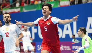 Pemain Timnas Futsal Indonesia, Israr Megantara, merayakan gol yang dicetaknya ke gawang Iran dalam pertandingan final Piala Asia Futsal 2026 di Indonesia Arena, Jakarta, Sabtu (7/2/2026). (Bola.com/Abdul Aziz)