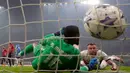 Namun, PSG mampu memimpin lebih dulu saat laga baru berjalan sembilan. Milan Skriniar mencetak gol lewat sundulan setelah menyambar bola dari tandukan Marguinhos. (AP Photo/Luca Bruno)