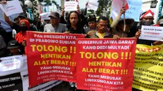 Warga dari Desa Iwul yang menamakan diri sebagai Aliansi Bela Masyarakat Sipil melakukan aksi unjuk rasa damai di gerbang utama Perumahan Telaga Kahuripan, Kabupaten Bogor, Kamis (19/12/2024). (merdeka.com/Arie Basuki)