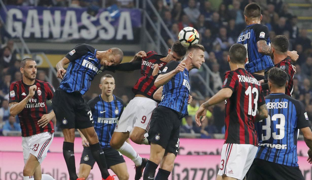 Bek Inter Milan, Skriniar, duel udara dengan striker AC Milan, Andre Silva, pada laga Serie A Italia di Stadion Giuseppe Meazza, Milan, Minggu (15/10/2017). Inter Milan menang 3-2 atas AC Milan. (AP/Antonio Calanni)