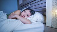 Ilustrasi perempuan terbangun di malam hari. (c) TheVisualsYouNeed/Depositphotos.com