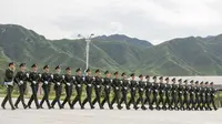Barisan Tentara China saat melakukan pelatihan menyambut peringatan 70 tahun berakhirnya Perang Dunia II di Pangkalan Militer Beijing , Cina ( 1/8/2015). Parade militer besar-besaran akan disuguhkan China untuk  menyambut acara ini. (REUTERS/Stringer)