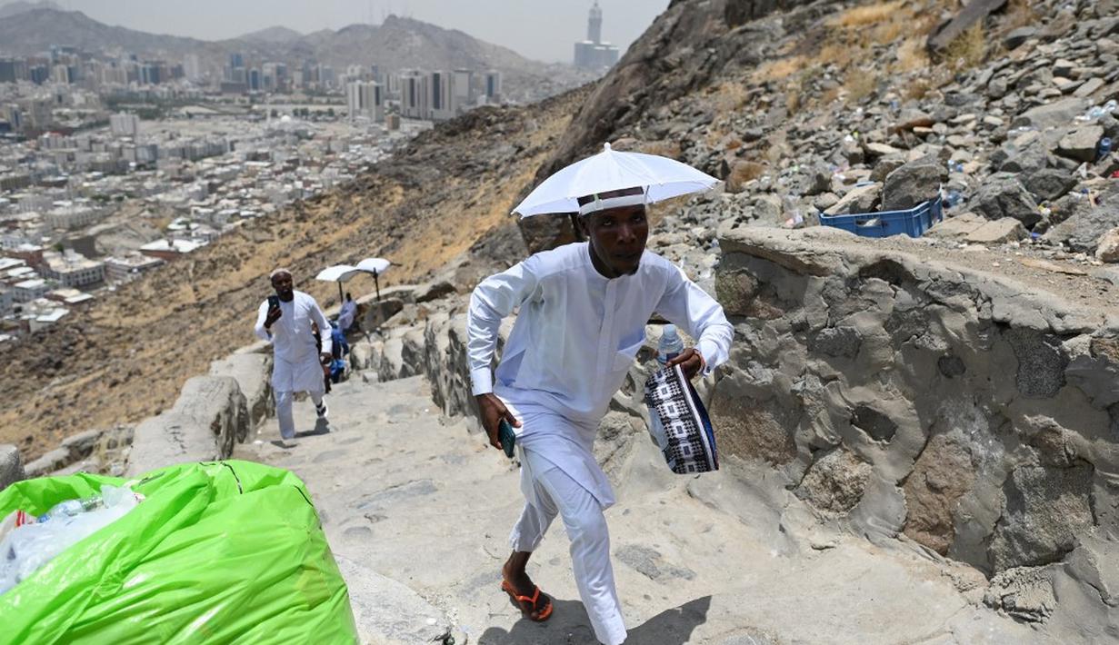 <p>Bentuk Gua Hira sangat sederhana, hanya merupakan gua biasa yang berdinding dan beratap batu pegunungan. Lantainya pun tidak memiliki perbedaan yang signifikan. (Sajjad HUSSAIN/AFP)</p>