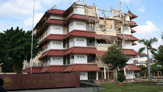 Potret lawas saat Gempa Jogja tahun 2006. (Sumber Foto oleh Anton Asmonodento via Instagram/wonderfuljogja)