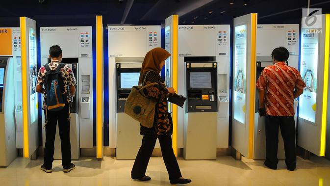 Nasabah melakukan transaksi di ATM Mandiri, Jakarta, Senin (29/4/2019). Aset Bank Mandiri pada Kuartal I 2019 tercatat sebesar Rp 1.206,0 triliun, naik 9,8 persen dari akhir Maret 2018. (Liputan6.com/Angga Yuniar)