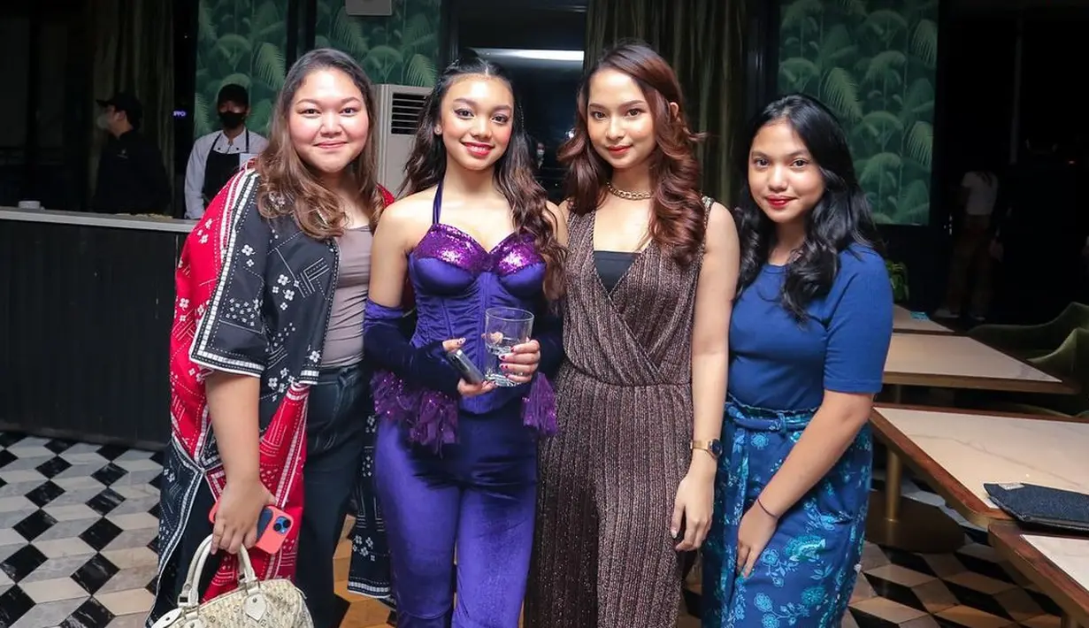 <p>Penampilan Naura Ayu di momen sweet seventeen ini sukses mencuri perhatian dan menuai pujian dari warganet. (FOTO: instagram.com/naura.ayu)</p>