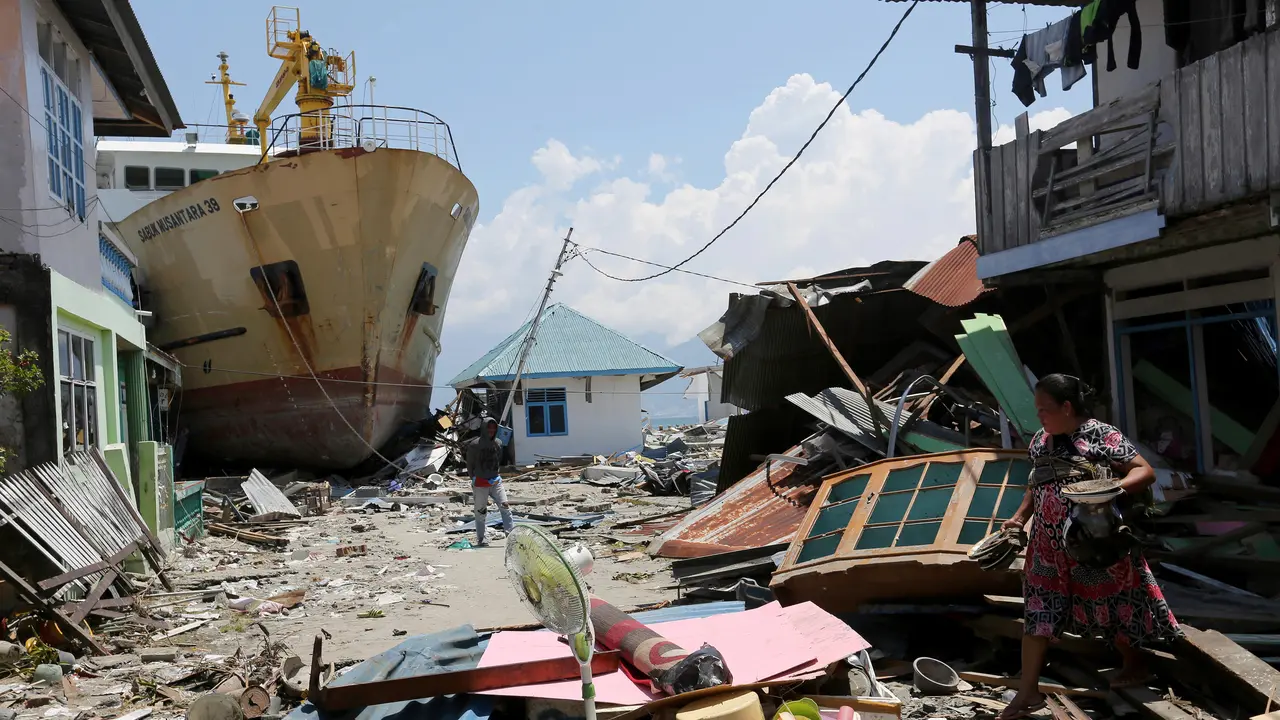 Terseret Tsunami Palu, Kapal Seberat 500 Ton Ini Terdampar di Daratan