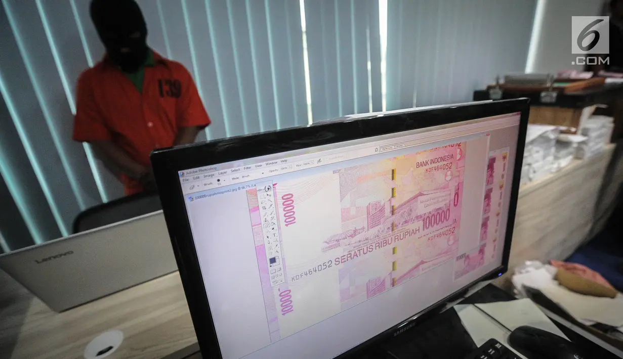 Desain uang palsu diperlihatkan saat gelar rilis sindikat pengedar uang palsu di Pulau Jawa oleh Direktorat Tindak Pidana Ekonomi Khusus Bareskrim Polri di Jakarta, Rabu (18/10). (Liputan6.com/Faizal Fanani)