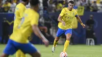 Pemain Al-Nassr, Cristiano Ronaldo melakukan tendangan bebas saat laga play off Liga Champions Asia 2023/2024 melawan Al-Ahli Dubai di KSU Stadium, Rabu (23/8/2023) WIB. (AFP/Yazid al-Duwihi)