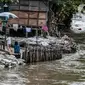 Aktivitas warga di pemukiman padat penduduk di kawasan bantaran Kali Ciliwung, Jakarta, Rabu(16/11/2022). Pemerintah Provinsi DKI Jakarta akan melakukan normalisasi Kali Ciliwung sepanjang 4,8 kilometer di empat lokasi prioritas yakni Kelurahan Rawajati Cawang, Cililitan, dan Kampung Melayu dengan rancangan anggaran APBD 2023 sebesar Rp469 miliar. (Liputan6.com/Faizal Fanani)