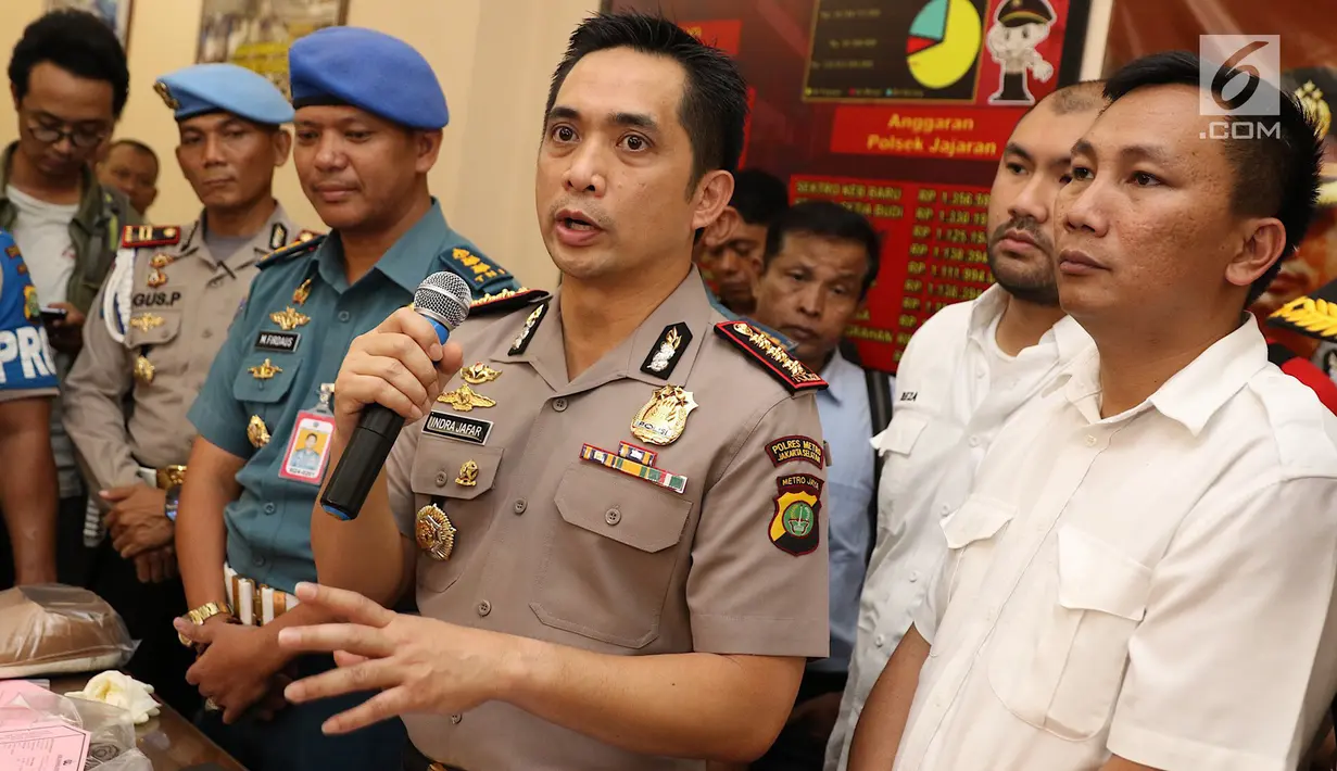 Kapolres Jakarta Selatan Kombes Pol Indra Jafar saat memberi keterangan kasus pembunuhan pensiunan TNI AL Hunaedi di Jakarta, Kamis (12/4). Polisi menangkap seorang tersangka berinisial S berusia 20 tahun. (Liputan6.com/Immanuel Antonius)